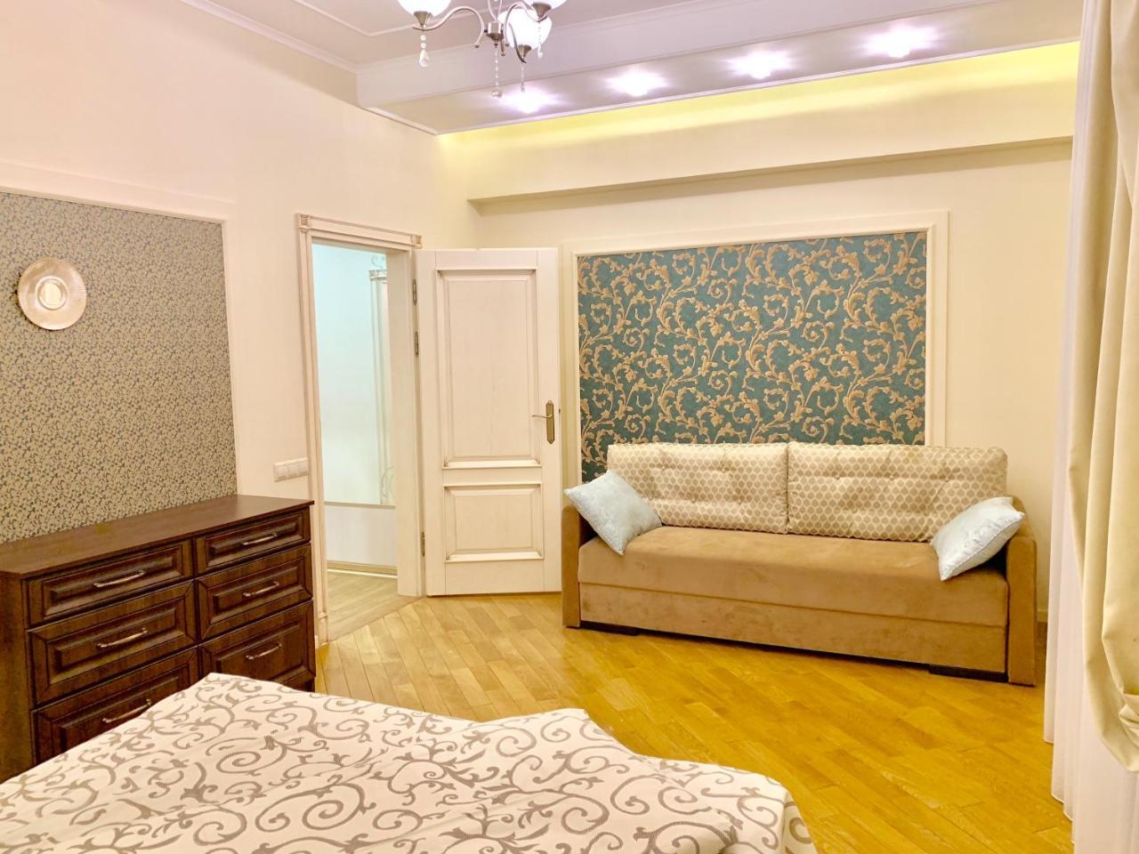 Two-Bedroom On Lesi Ukrainky Lviv Exterior photo